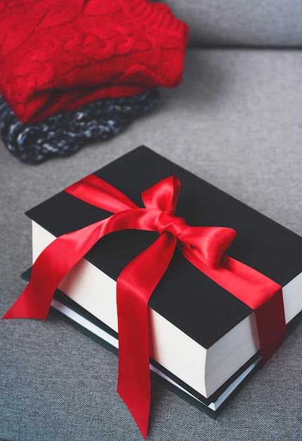 Foto presentes de livros decorados com fita vermelha, inverno conceito sazonal de hugge, presentes de natal de cristmas
