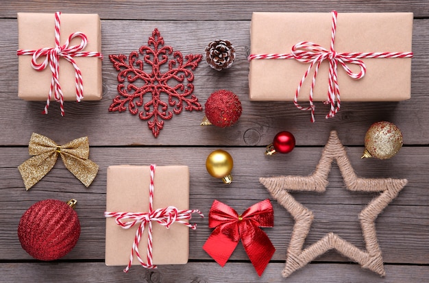 Presentes de Natal apresenta com decorações em um fundo cinza.