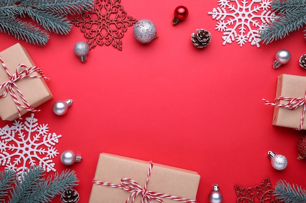 Presentes de Natal apresenta com decorações em um fundo vermelho