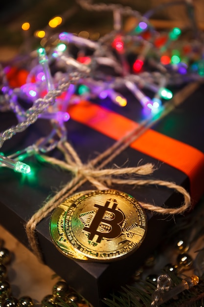 Presentes de natal com guirlandas de bitcoin e ramos de pinheiro