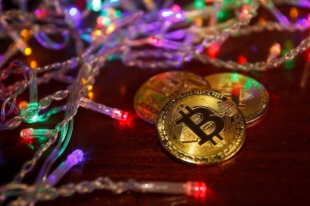 Presentes de Natal com guirlandas de bitcoin e ramos de pinheiro