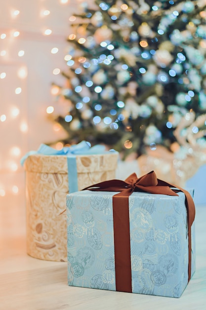 Presentes de natal debaixo da árvore de natal em azul.