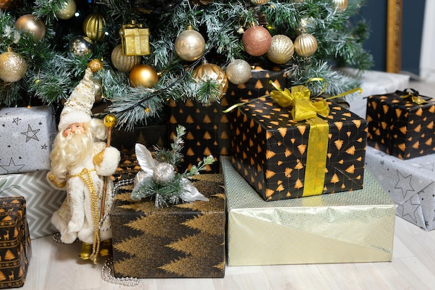 Presentes de natal debaixo da árvore no feriado