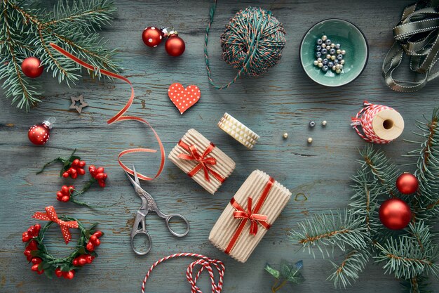 Presentes de natal e decorações de natal com galhos de árvore do abeto