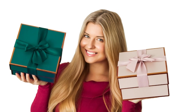 Presentes de natal e presentes de feriado mulher feliz segurando caixas de presente isoladas em fundo branco