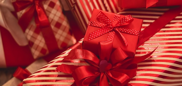 Presentes de natal e presentes festivos caixas de presente de natal clássicas sob a árvore de natal decorada boas festas e celebração do dia de boxe