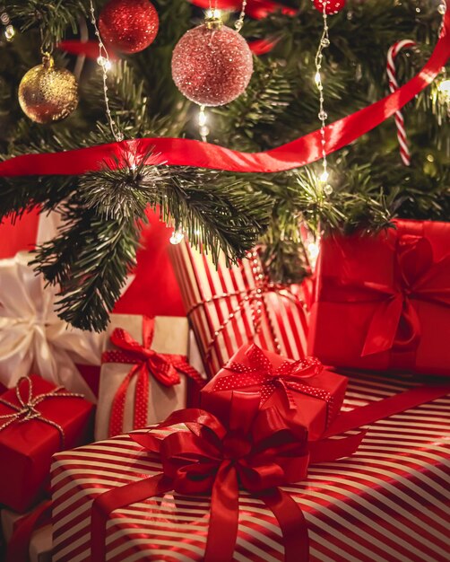 Presentes de natal e presentes festivos caixas de presente de natal clássicas sob a árvore de natal decorada boas festas e celebração do dia de boxe