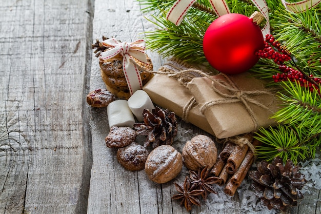 Presentes de Natal e símbolos, fundo de madeira rústica