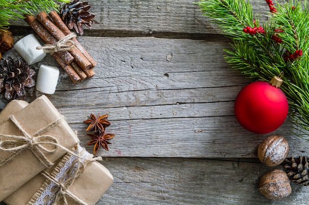 Presentes de Natal e símbolos, fundo de madeira rústica