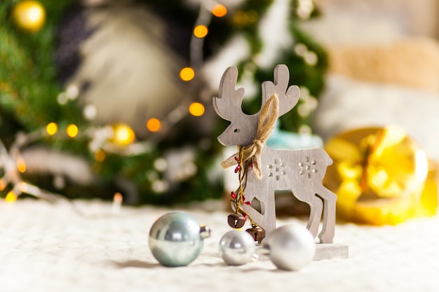 Presentes de Natal e veados de brinquedo debaixo da árvore de Natal