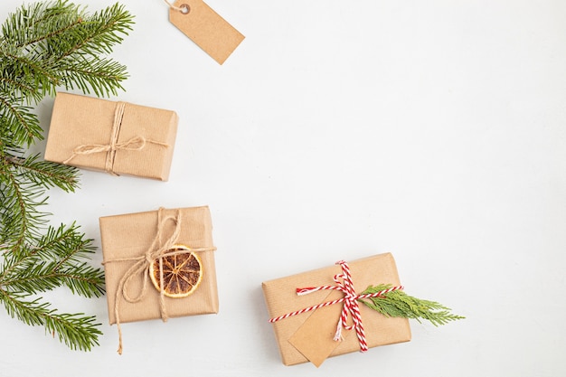 Presentes de natal ecológicos e alternativos verdes embrulhados com papel reciclado