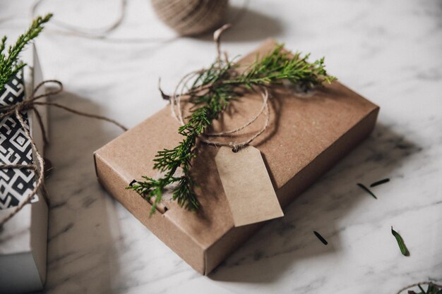 Foto presentes de natal em embalagem ecológica sem resíduos em mesa de mármore