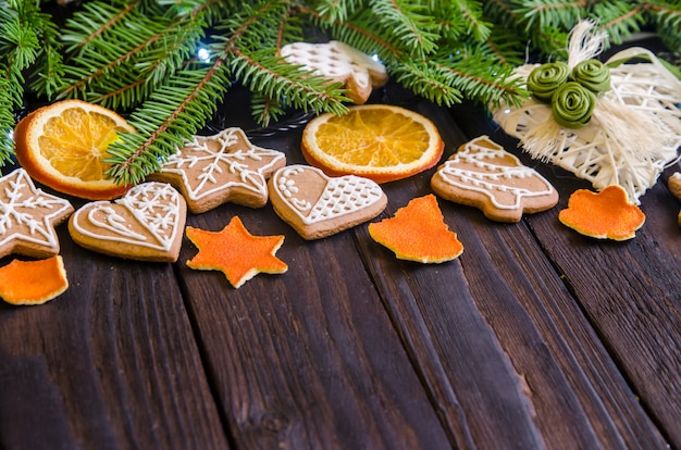 Presentes de Natal em um fundo branco de madeira com galhos de árvores.