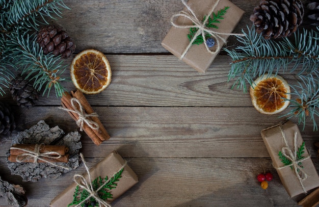 Presentes de Natal em um fundo de madeira embalagem ambiental decoração ecológica decoração de natal da natureza