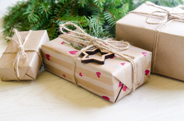 Presentes de Natal em uma mesa de madeira branca