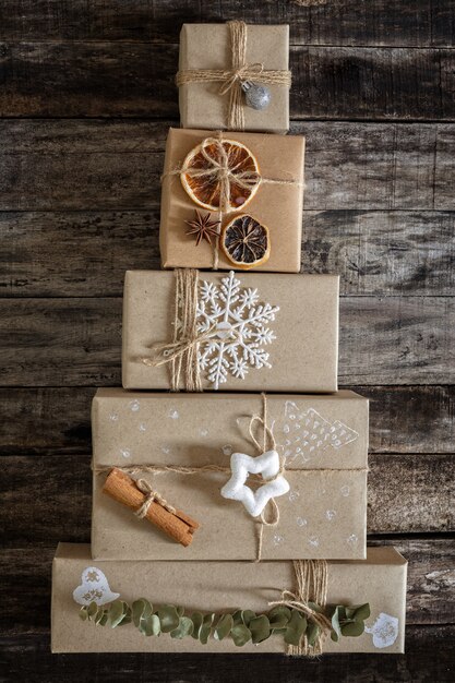 Presentes de Natal embrulhados e decorados de forma criativa em forma de árvore de Natal,