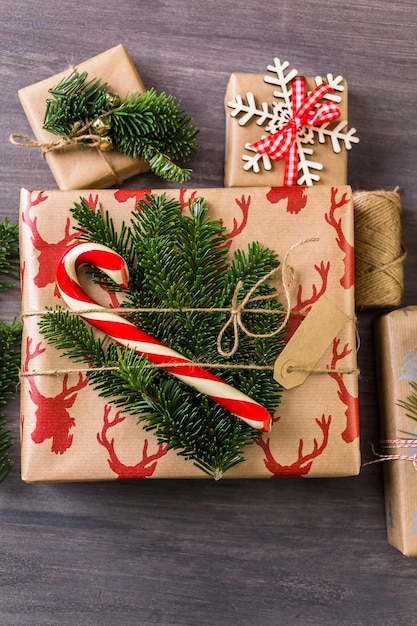 Presentes de Natal embrulhados em papel pardo com fitas vermelhas.