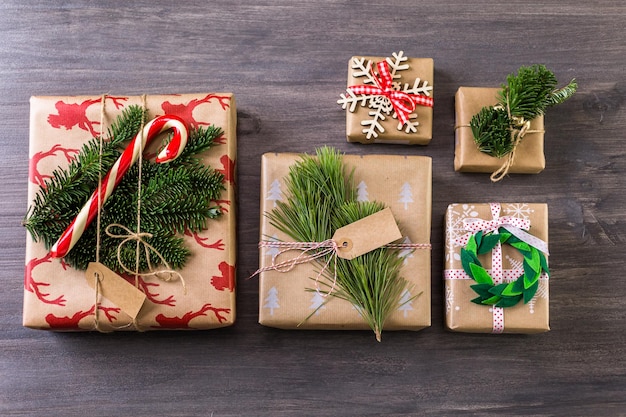 Presentes de Natal embrulhados em papel pardo com fitas vermelhas.