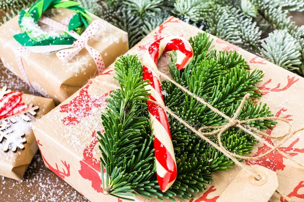 Presentes de Natal embrulhados em papel pardo com fitas vermelhas.