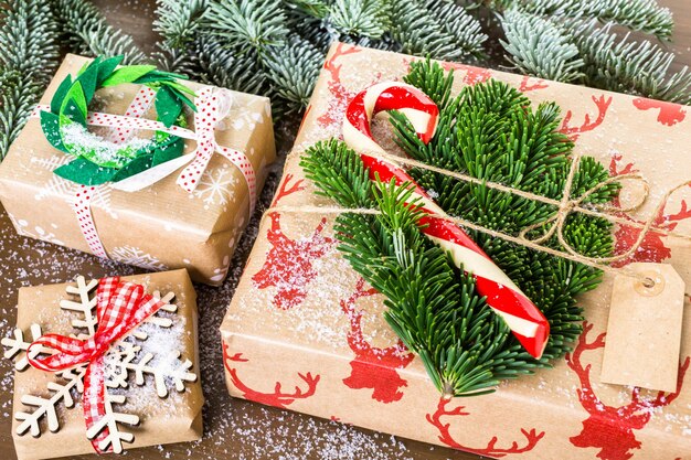 Presentes de Natal embrulhados em papel pardo com fitas vermelhas.