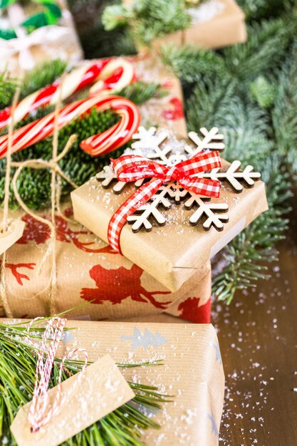 Presentes de Natal embrulhados em papel pardo com fitas vermelhas.