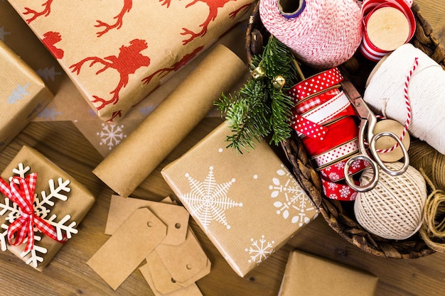 Presentes de Natal embrulhados em papel pardo com fitas vermelhas.