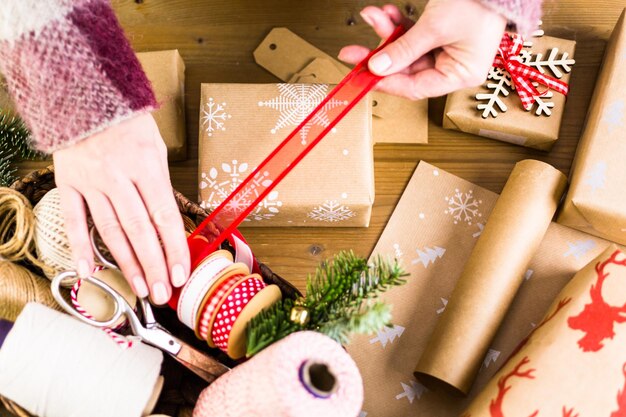 Presentes de Natal embrulhados em papel pardo com fitas vermelhas.