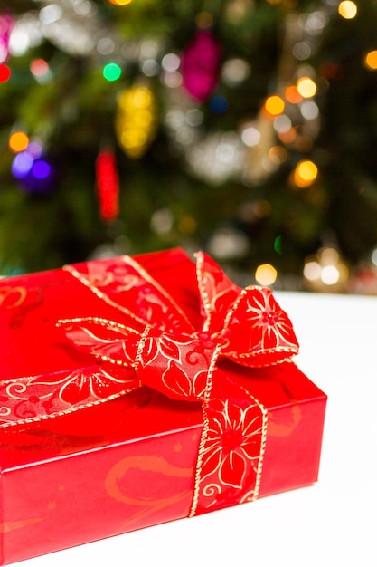 Foto presentes de natal embrulhados em papel vermelho.