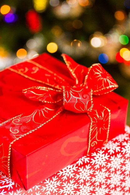 Presentes de Natal embrulhados em papel vermelho.