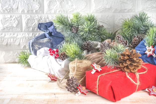 Presentes de Natal embrulhados em tecido. Conceito reutilizável sustentável e zero desperdício, embalagem de presente em tecido reciclado. Tradições e decorações de Natal ecológicas. Presentes de Natal estilo furoshiki japonês