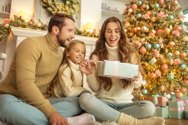 Presentes de Natal. Família jovem sentindo feliz inauguração ¡presentes de Natal