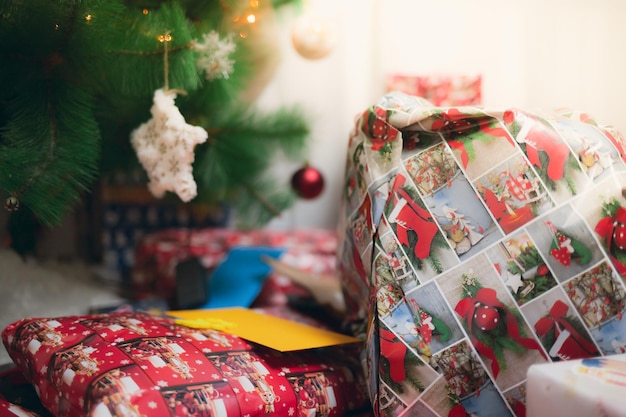 presentes de natal na árvore