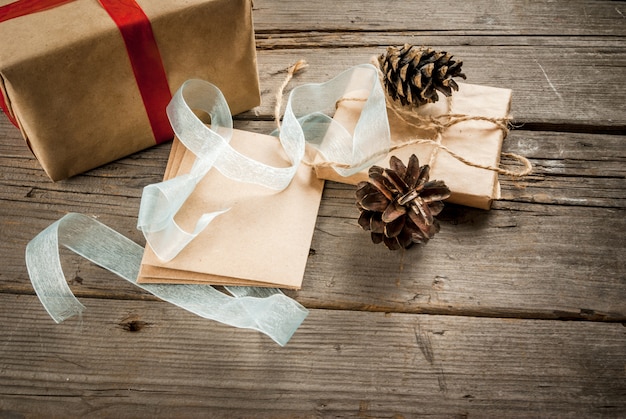 Presentes de Natal na mesa de madeira