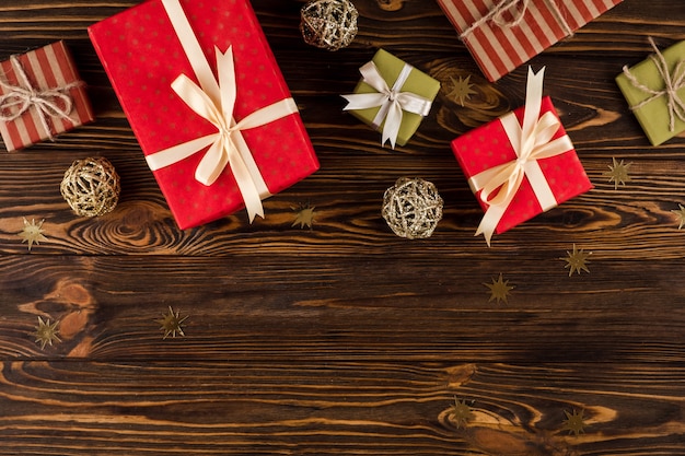 Presentes de Natal na mesa de madeira