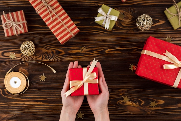 Presentes de Natal na mesa de madeira