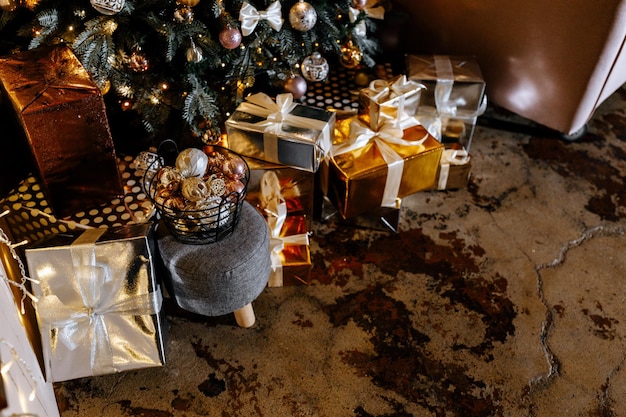 Presentes de Natal no fundo da árvore de Natal à noite