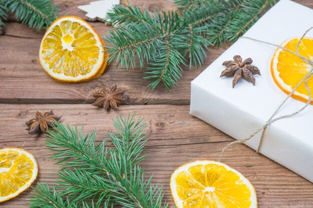 Presentes de Natal ou caixa de presente embrulhados em papel kraft com enfeites de pinhas com laranja seca