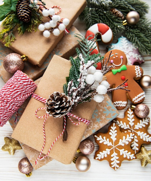 Presentes de Natal rústicos elegantes com galhos de pinheiro e decoração em segundo plano