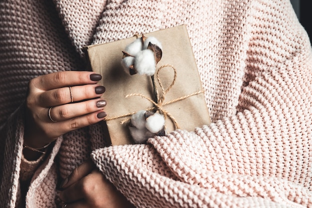 Presentes de tempo - caixa de presente nas meninas de mão. presente nas mãos de uma mulher. Xadrez, algodão, manicure. Dia dos namorados