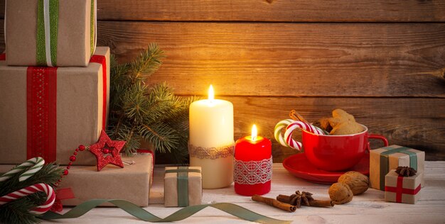 Presentes e decorações de Natal em fundo de madeira velho