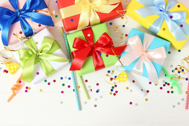 Presentes em um fundo colorido vista superior feriado dando presentes de aniversário