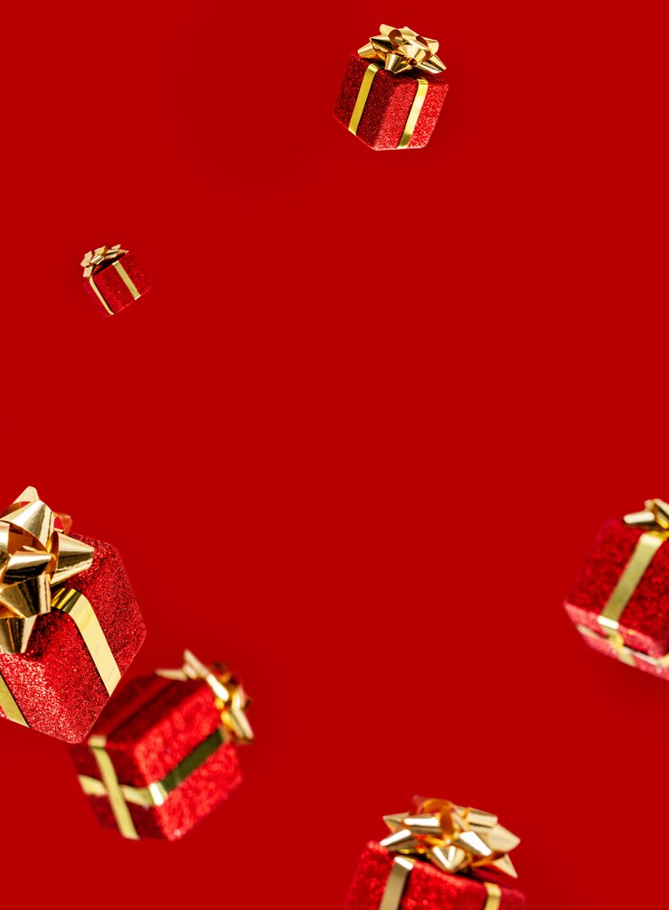 Presentes estão voando no ar, sobre um fundo vermelho. Venda. Conceito de levitação. Layout de Natal com espaço de cópia.