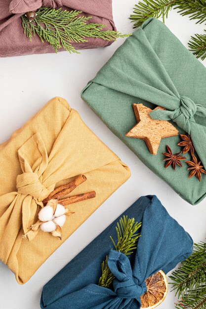 Presentes Furoshiki ecológicos alternativos verdes presentes de Natal embrulhados em roupas