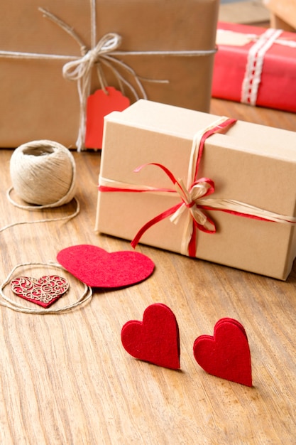 Foto presentes para o dia dos namorados. caixas decorativas e corações de feltro