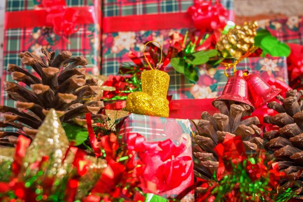 Foto presentes, pinheiros e decorações de natal