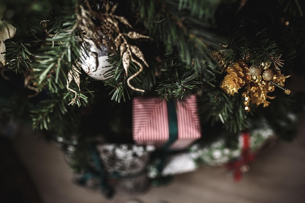 Presentes sob uma árvore de Natal ornamentada