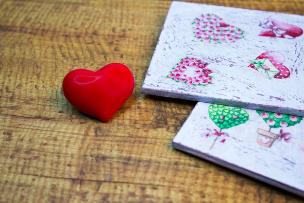 Presentes vermelhos, corações na mesa de madeira. AME decoração dos namorados