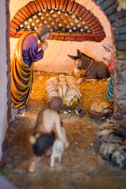 Presépio com figuras da mãe de josé, burro maria, e figuras de natal do bebê jesus