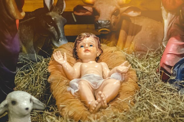 Presépio de Natal representado com figuras de porcelana de Maria José e do menino Jesus