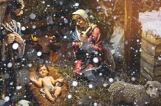 Presépio de Natal representado com figuras de porcelana de Maria José e presépio do menino Jesus Efeito de ruído de foco seletivo